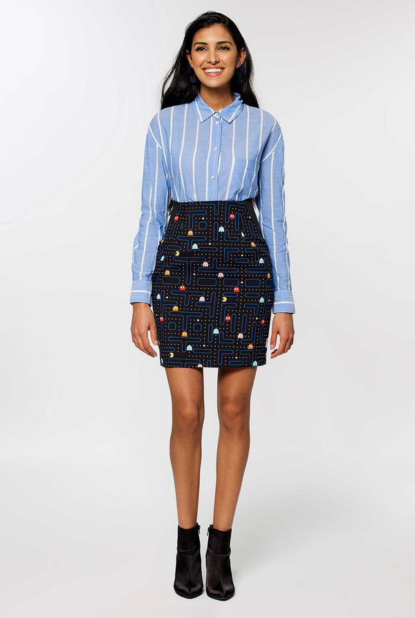 Vrouw met een zwarte jurkpak met Pac-Man-print