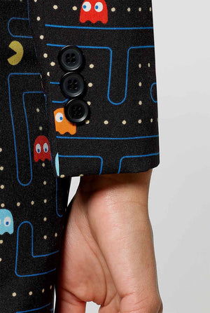 Vrouw met een zwarte jurkpak met pac-man print, close-up