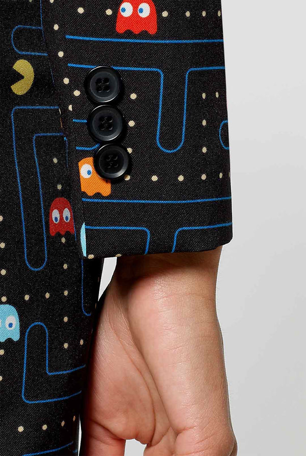 Vrouw met een zwarte jurkpak met pac-man print, close-up
