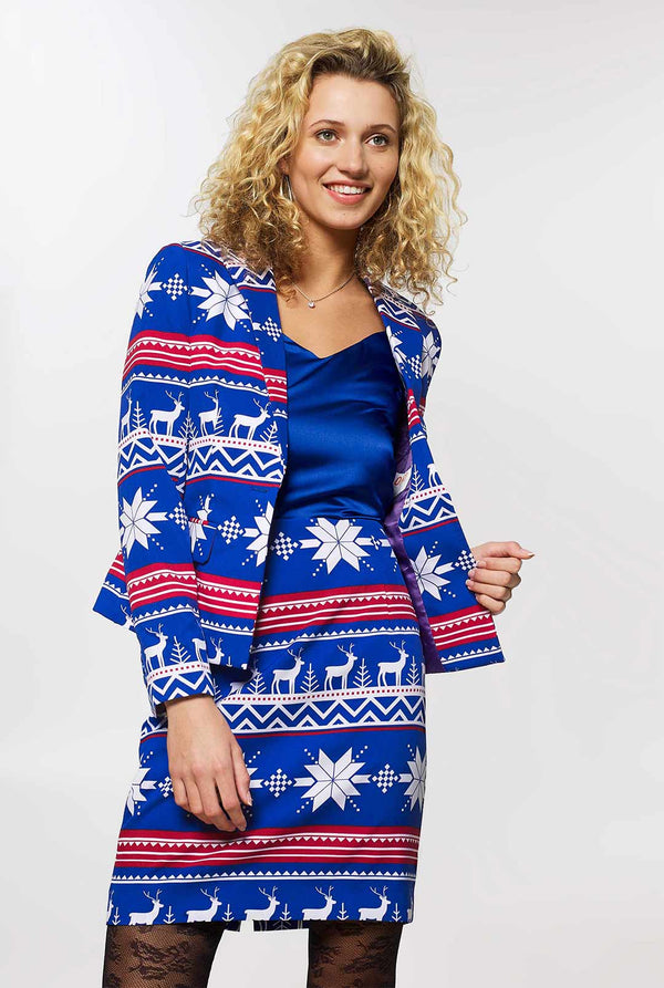 Vrouw met een blauw en rood -Noordse thema kerstpak