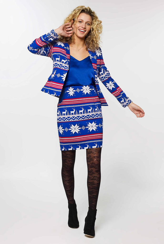 Vrouw met een blauw en rood -Noordse thema kerstpak
