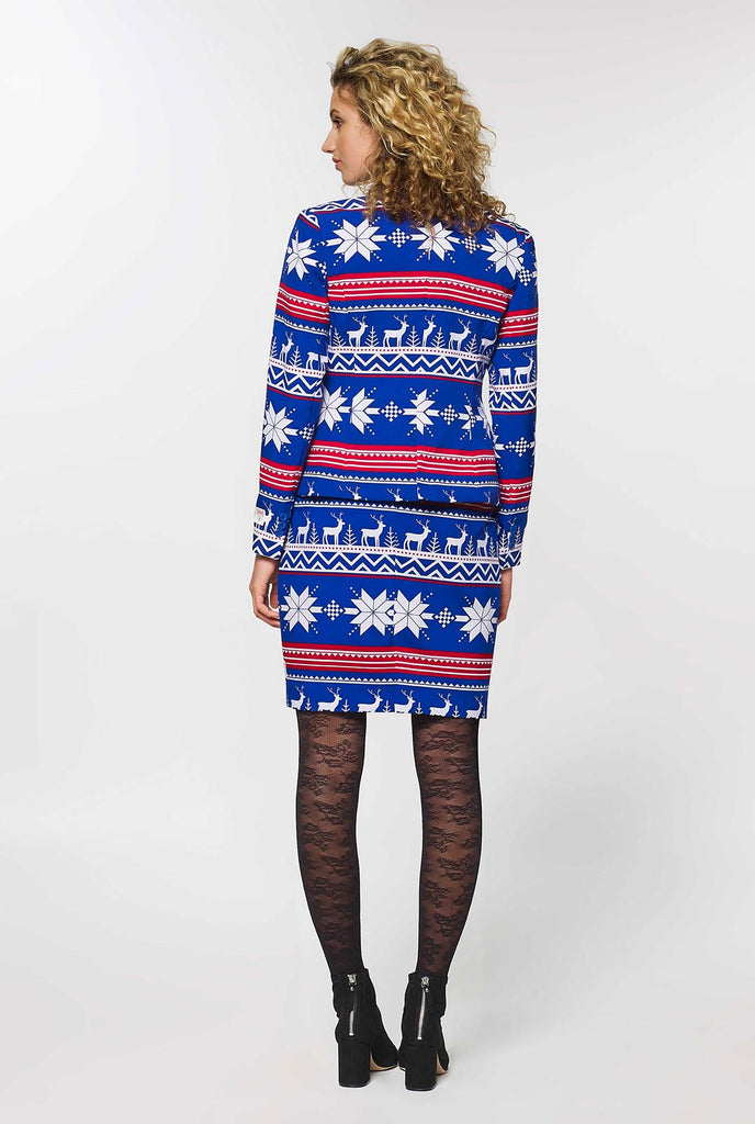 Vrouw met een blauw en rood -Noordisch thema kerstpak, uitzicht vanaf de achterkant
