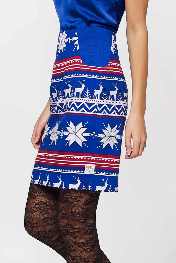 Vrouw met een blauw en rood -Noordse thema kerstpak, uitzicht op de rok