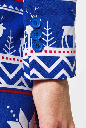 Vrouw met een blauw en rood -Noordisch thema kerstpak, mouw close -up