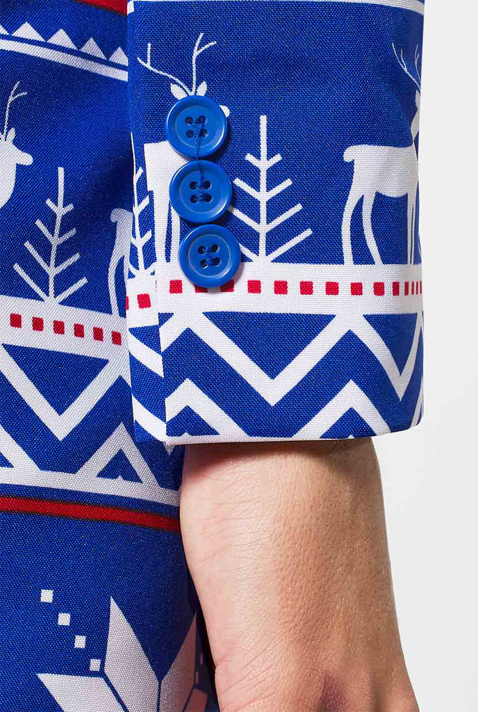 Vrouw met een blauw en rood -Noordisch thema kerstpak, mouw close -up