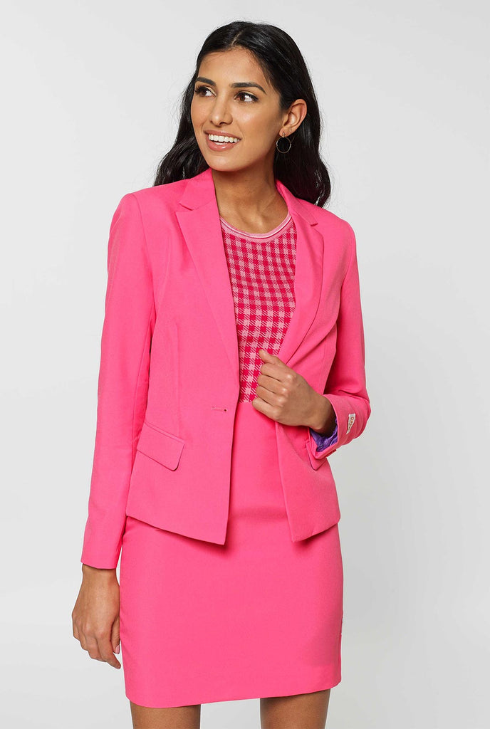 Vrouw draagt ​​een roze jurkpak