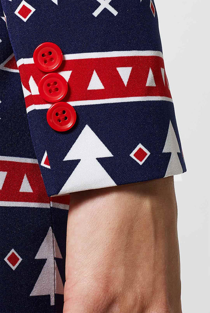 Damesblauw en rood -Noordse kerstpak gedragen door vrouw ingezoomd bij mouw