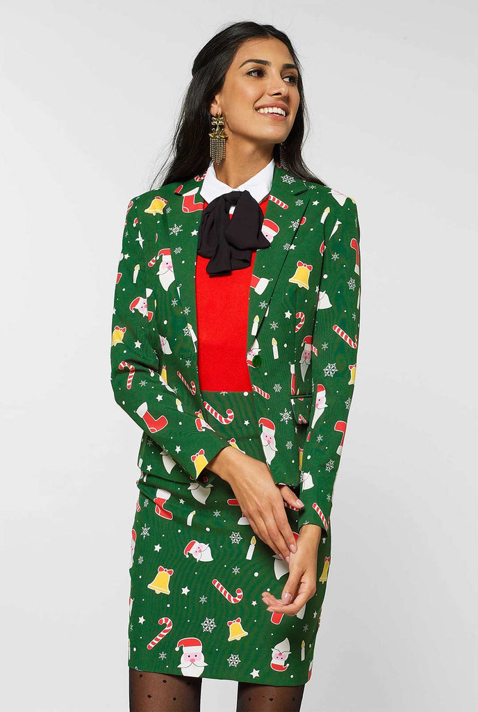 Vrouw met een groen pak met kerstpictogrammen