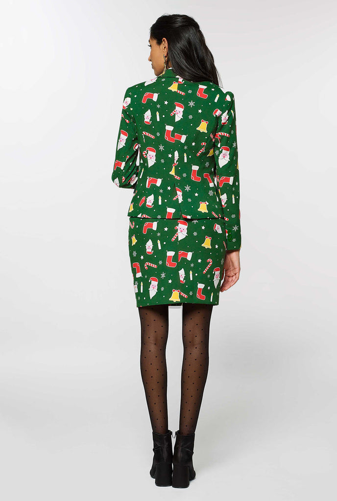 Vrouw met een groen pak met kerstpictogrammen, bekijk vanaf de achterkant