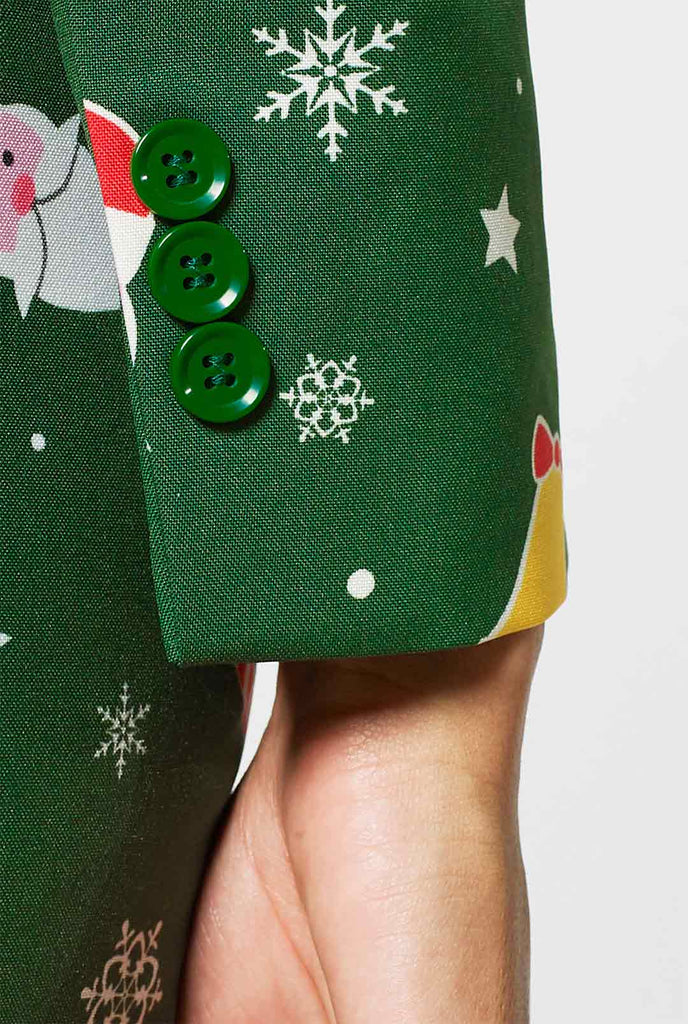 Vrouw met een groen pak met kerstpictogrammen, mouw close -up