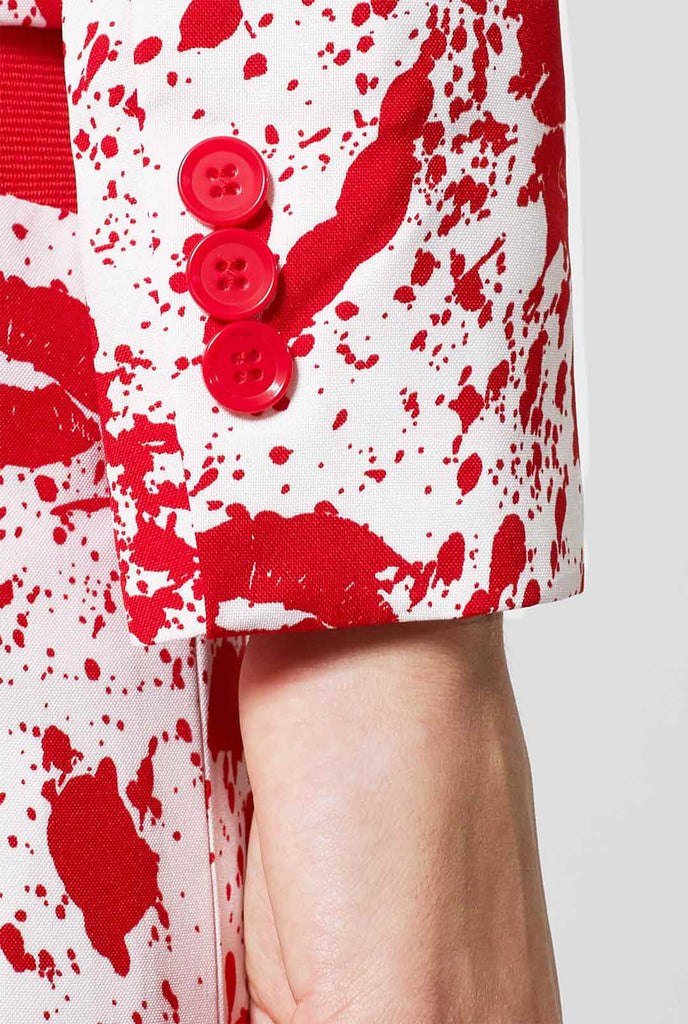 Vrouw draagt ​​een wit pak met rode bloedspatten, mouw close -up