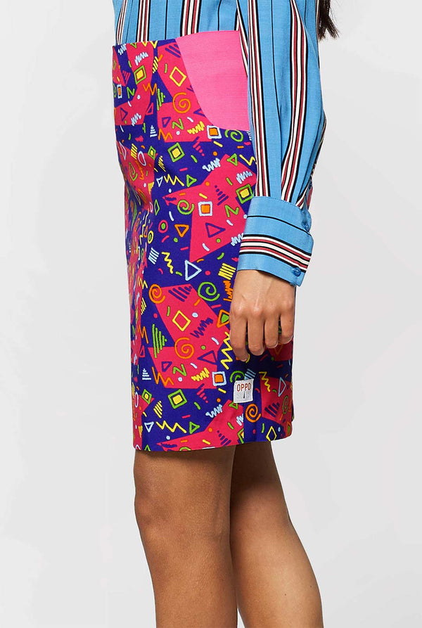 Vrouw draagt ​​roze en paars pak met retro print, rok van dichtbij