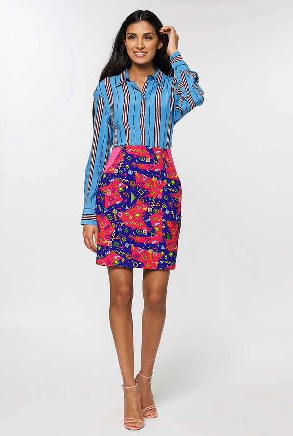 Vrouw draagt ​​roze en paars pak met retro print