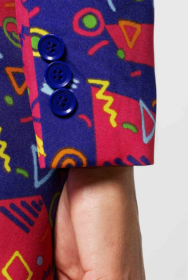 Vrouw draagt ​​roze en paars pak met retro print, mouw close -up