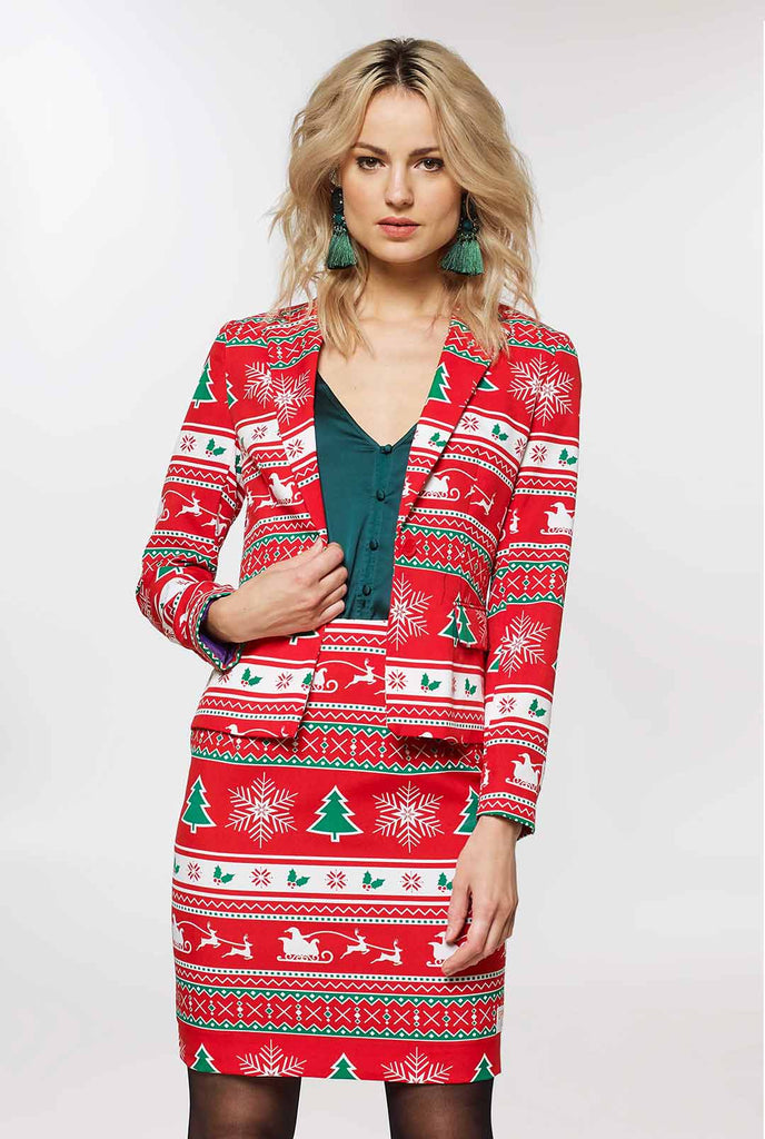 Vrouw die een rood kerstpak draagt ​​met kerstpictogrammen