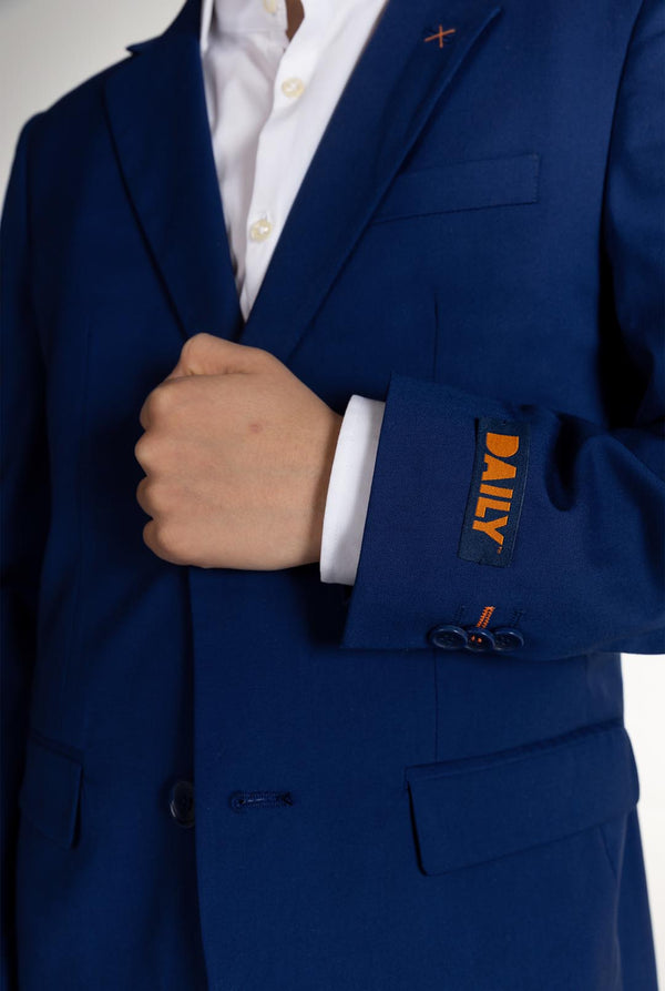 Tiener draagt ​​OppoSuits Daily blauw tiener jongenspak, close up