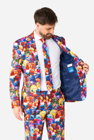 Man in herenpak met print van Sesamstraat karakters