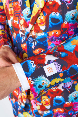 Man in herenpak met print van Sesamstraat karakters, close up
