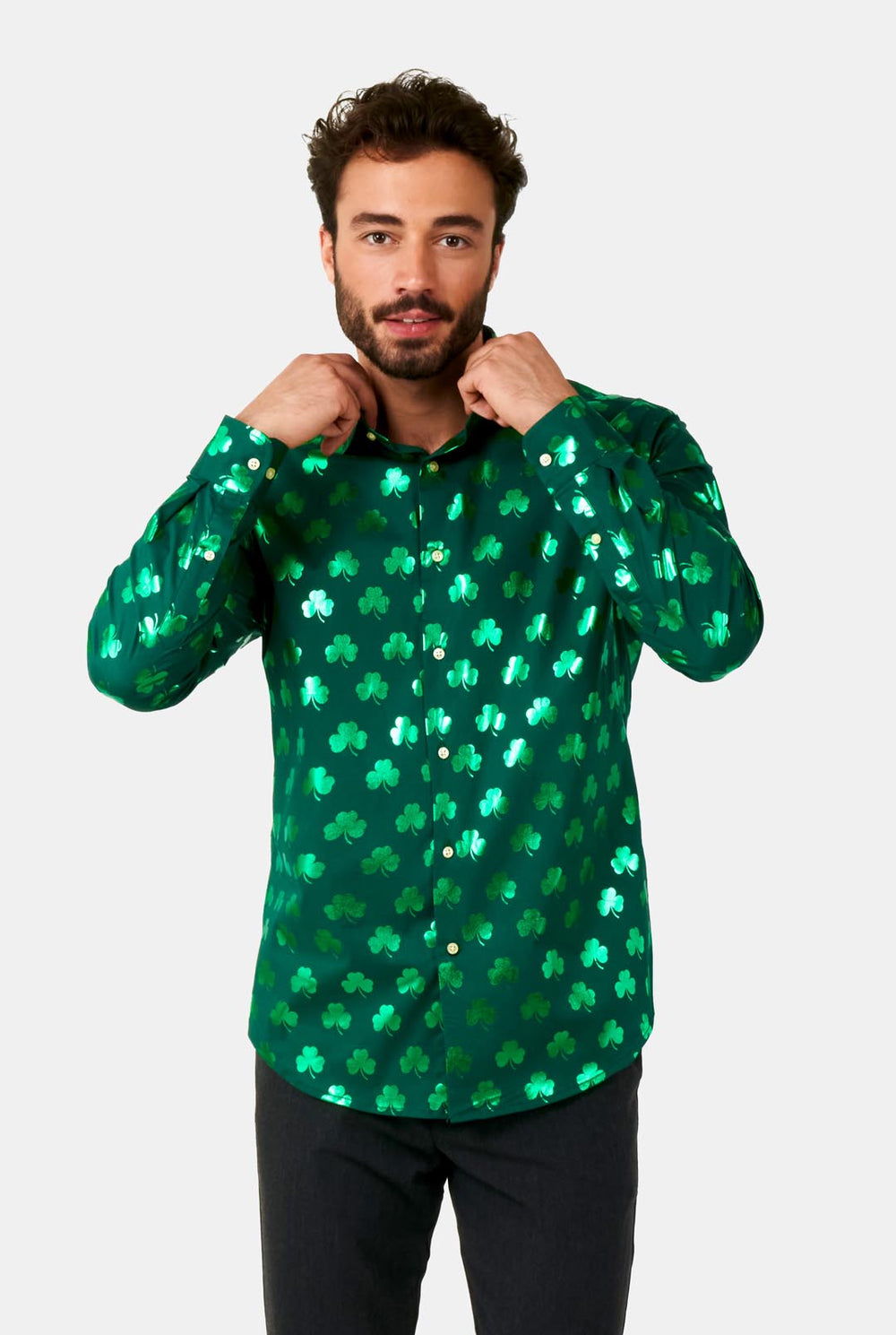 Man met groen St Patrick's Day shirt met groene glanzende klaverblaadjes