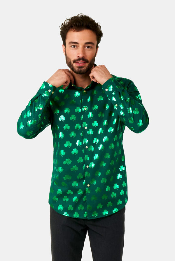 Man met groen St Patrick's Day shirt met groene glanzende klaverblaadjes