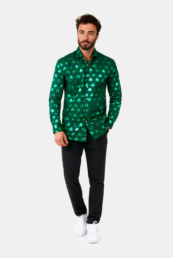 Man met groen St Patrick's Day shirt met groene glanzende klaverblaadjes
