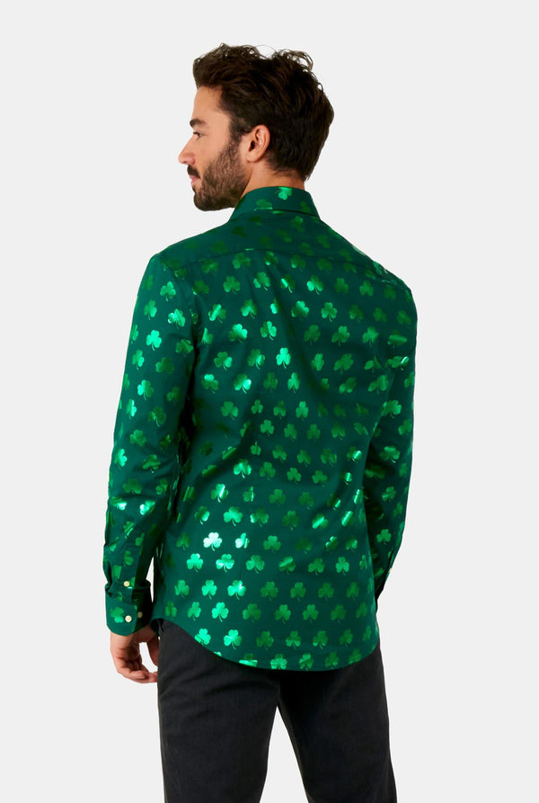 Man met groen St Patrick's Day shirt met groene glanzende klaverblaadjes, zicht vanaf de achterkant