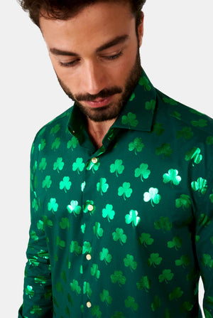 Man met groen St Patrick's Day shirt met groene glanzende klaverblaadjes, close-up