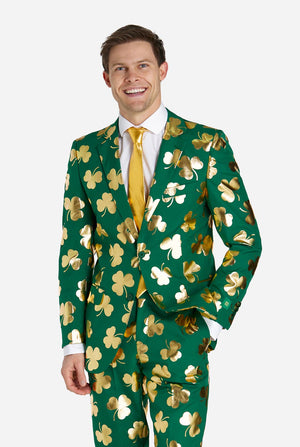 Man met groen St. Patrick's Day-pak met gouden klaverblaadjes