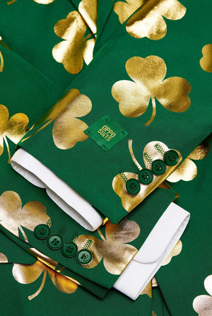 Groen St Patrick's Day-pak met gouden klaverblaadjes, close-up.