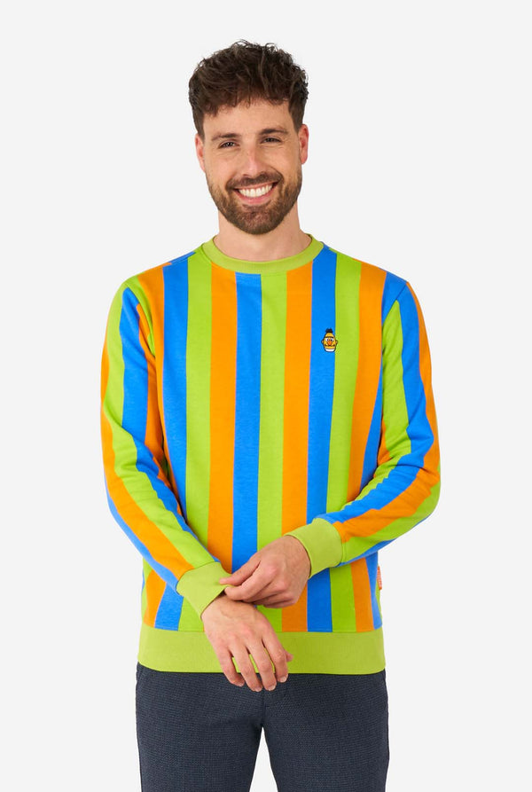 Man met Sesamstraat Bert-stijl herentrui met groene, blauwe en oranje strepen