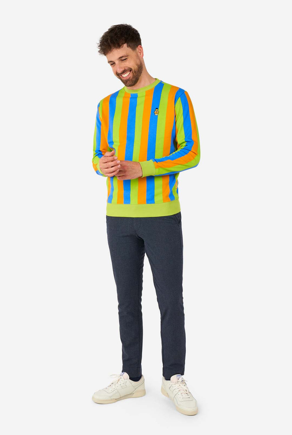 Man met Sesamstraat Bert-stijl herentrui met groene, blauwe en oranje strepen