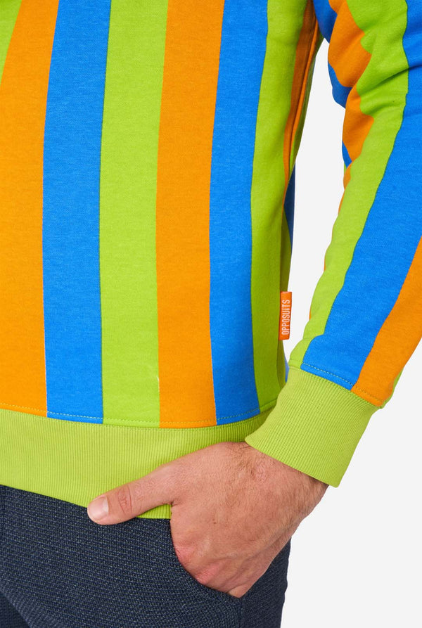 Man met Sesamstraat Bert-stijl herentrui met groene, blauwe en oranje strepen, close-up