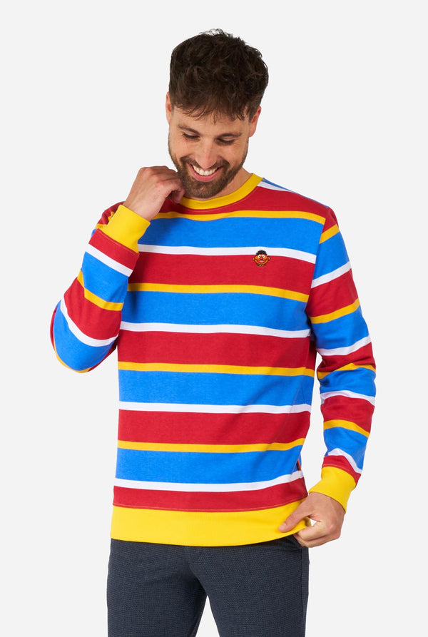 Man met herentrui met iconisch Sesamstraat Ernie-patroon met gele, rode, blauwe en witte strepen