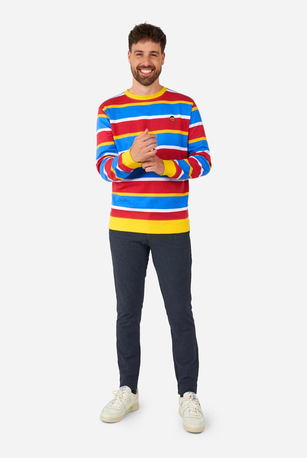 Man met herentrui met iconisch Sesamstraat Ernie-patroon met gele, rode, blauwe en witte strepen