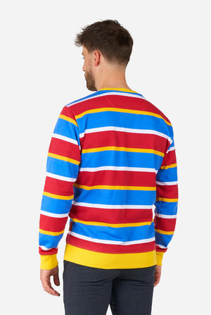Man met herentrui met iconisch Sesamstraat Ernie-patroon met gele, rode, blauwe en witte strepen, zicht vanaf de achterkant