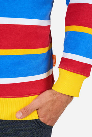 Man met herentrui met iconisch Sesamstraat Ernie-patroon met gele, rode, blauwe en witte strepen, close-up