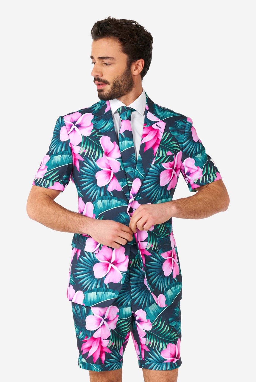 Man draagt ​​een blauw zomerpak met roze bloemen in de Hawaiiaanse print