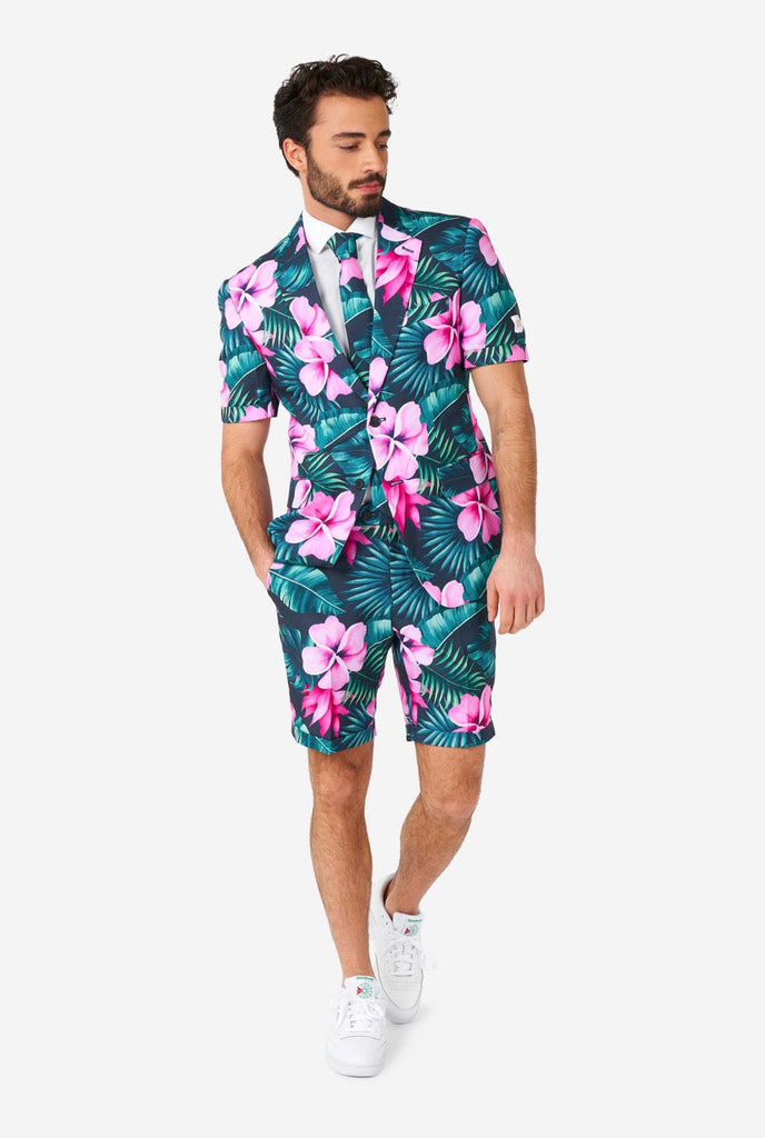 Man draagt ​​een blauw zomerpak met roze bloemen in de Hawaiiaanse print