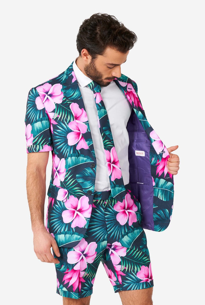 Man draagt ​​een blauw zomerpak met roze bloemen in de Hawaiiaanse print