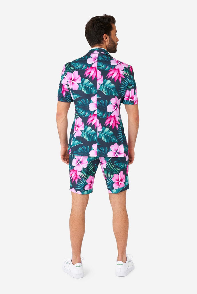 Man draagt ​​een blauw zomerpak met roze bloemen in de Hawaiiaanse print