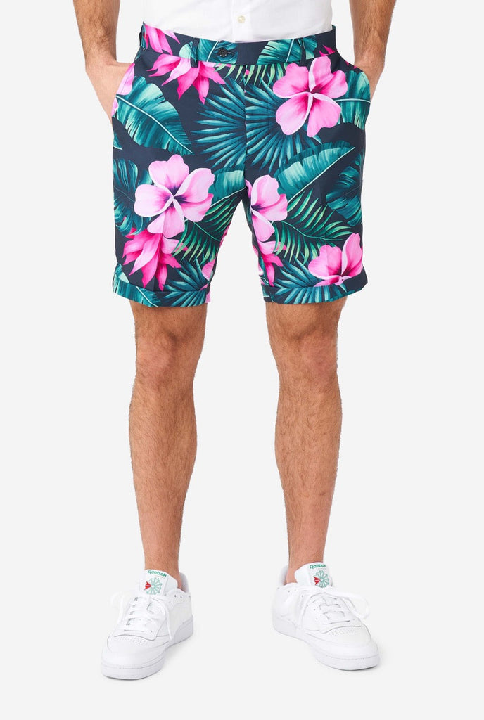 Man draagt ​​een blauw zomerpak met roze bloemen in de Hawaiiaanse print