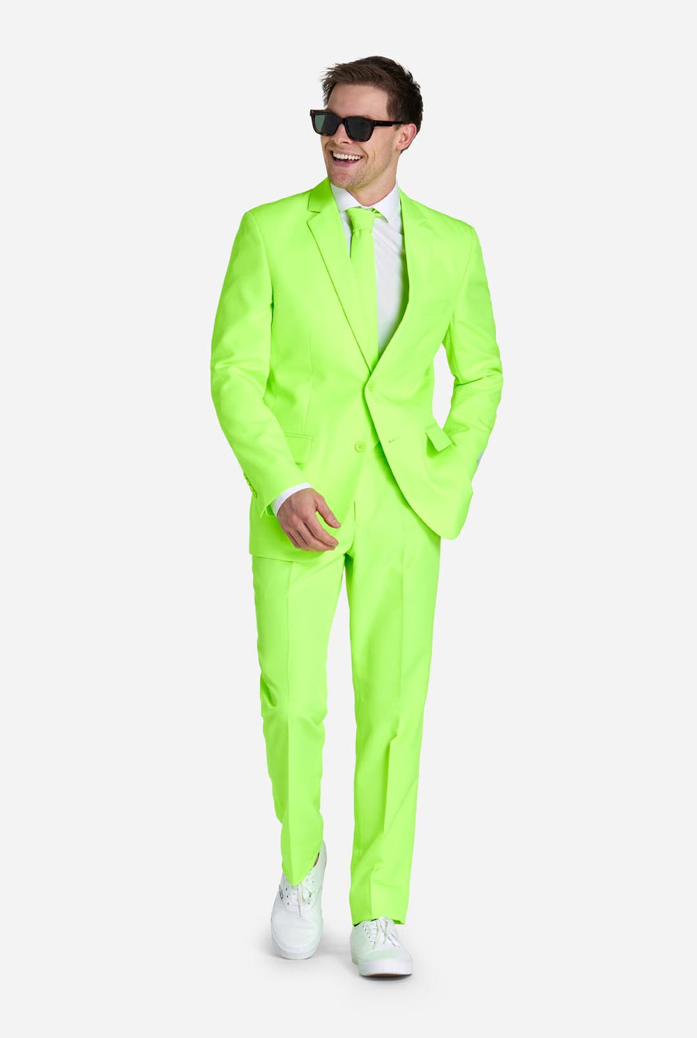 Man met neon limoengroen gekleurd pak