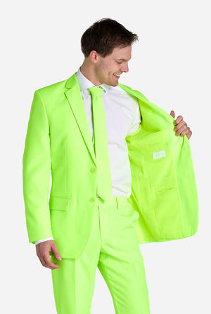 Man met neon limoengroen gekleurd pak
