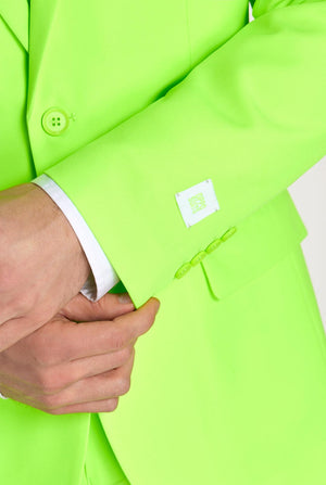 Man met neon limoengroen gekleurd pak, close-up